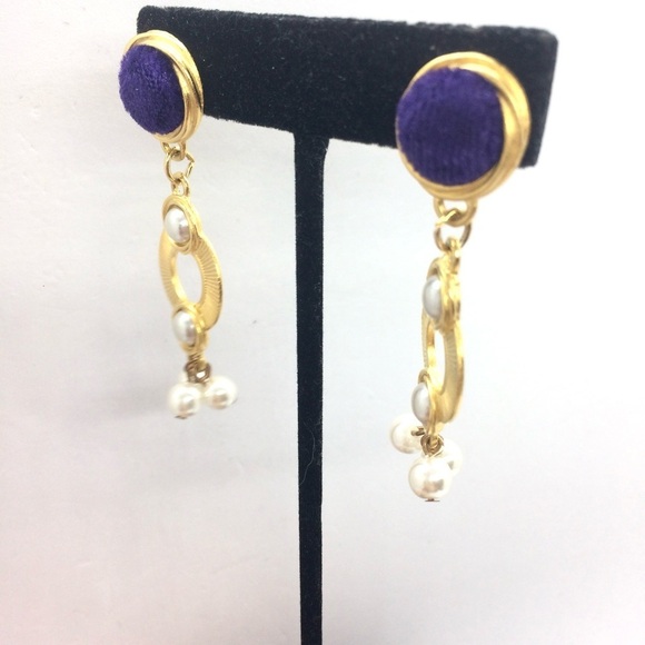 3/$30 VINTAGE 80S EARRINGS GOLD TONE PEARLS FUZZY PURPLE DANGLE DROP GEOMETRIC - Picture 4 of 16